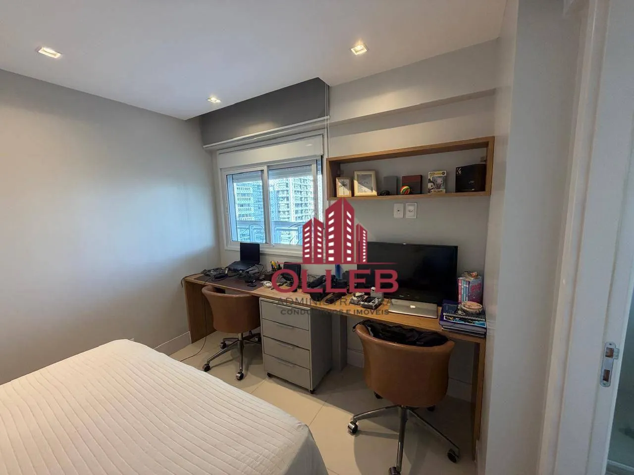 Furnished apartment with 4 bedrooms and an enclosed balcony — photo 12