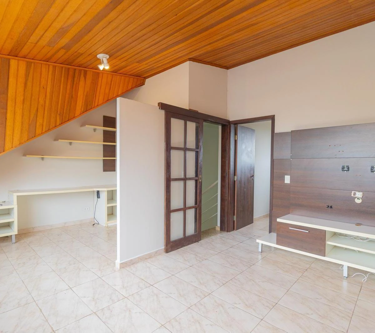 180 m² house with a home office and a bathtub
