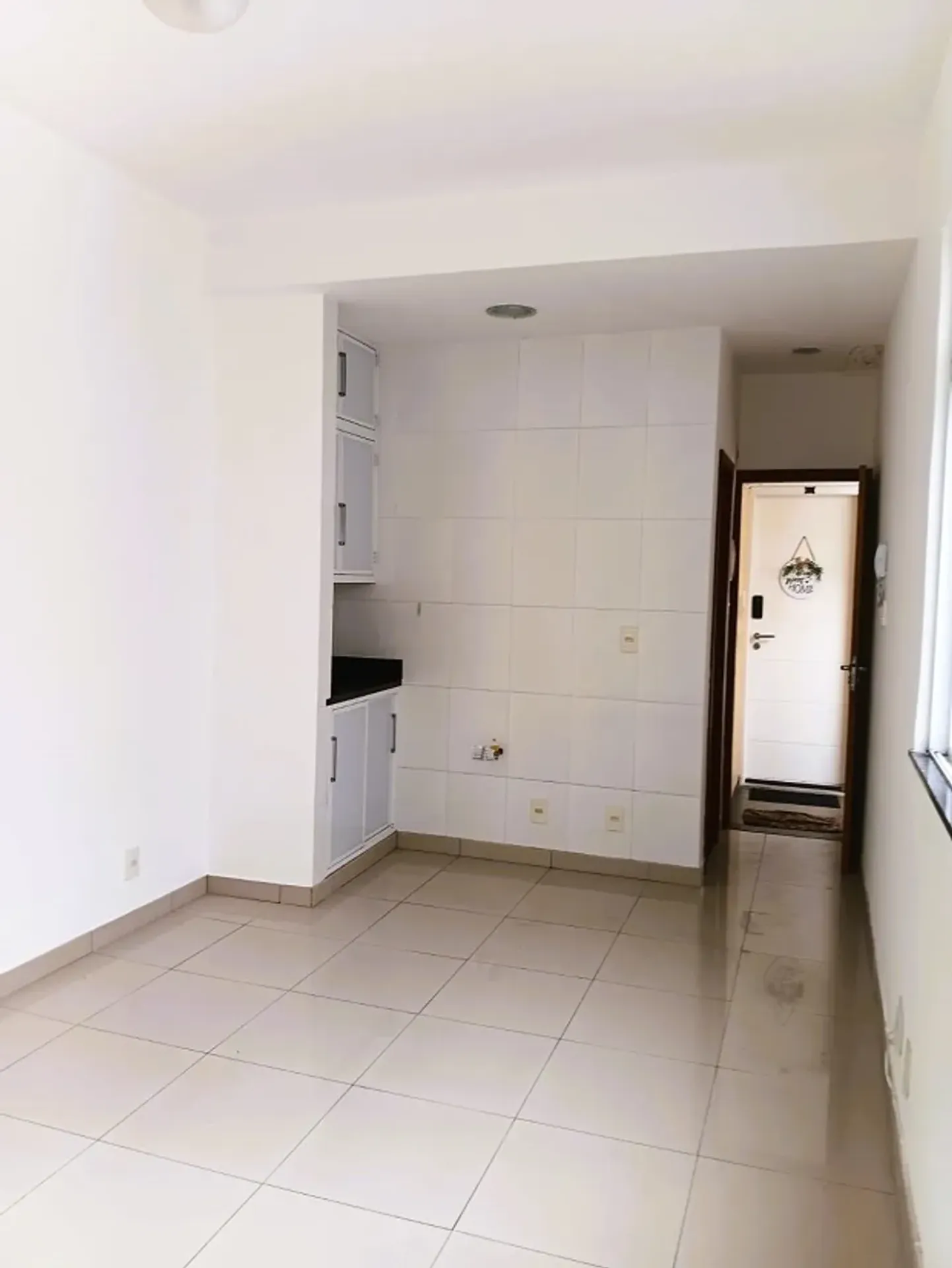 Estúdio sem mobília com cozinha fechada e 30 m²