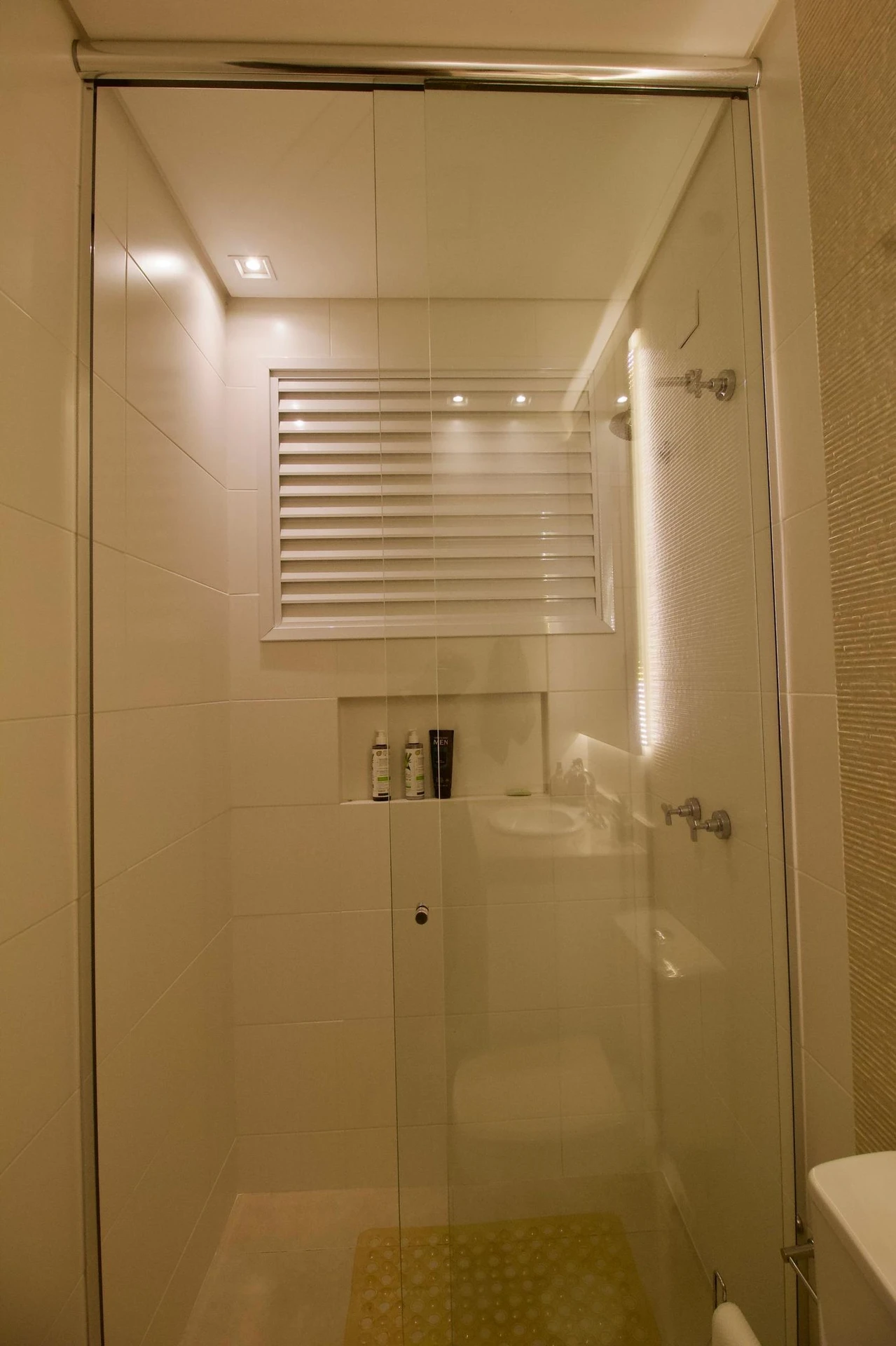Квартира 80 м² з панорамними вікнами та заскленим балконом — photo 40