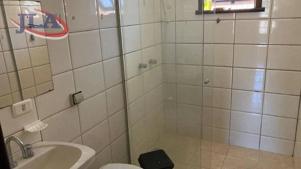 3-bedroom house with a bathtub — photo 6