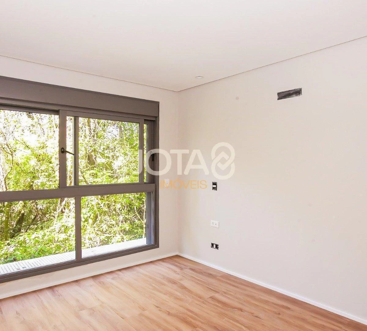 Balcony with a grill in a 3-bedroom apartment, 143 m² — photo 24