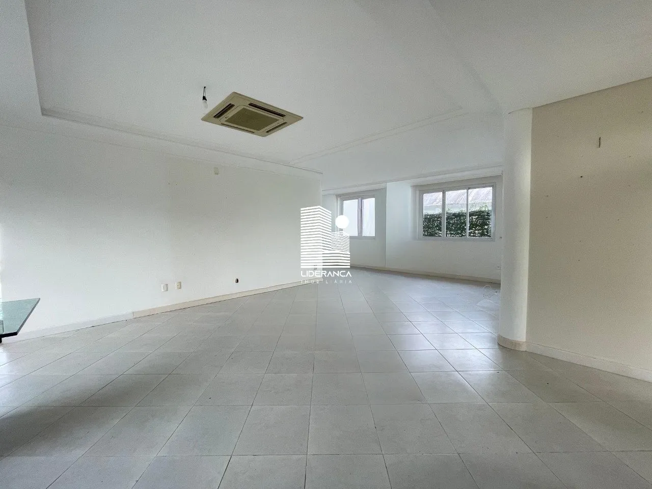 450 m² house with 4 bedrooms and a private garden