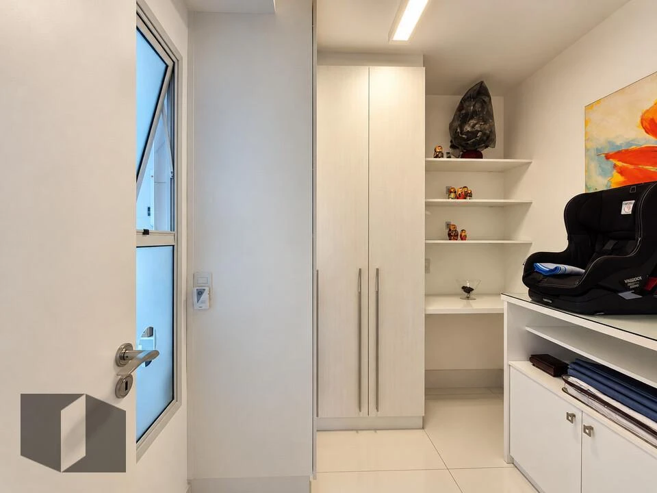 Bathtub in a 4-bedroom apartment, 226 m² — photo 20