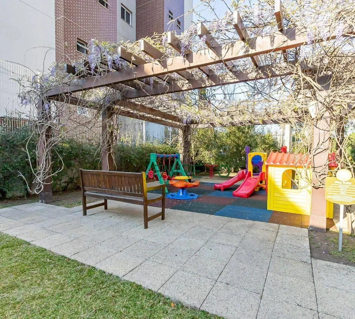 One-bedroom apartment in a building with a pool — photo 28