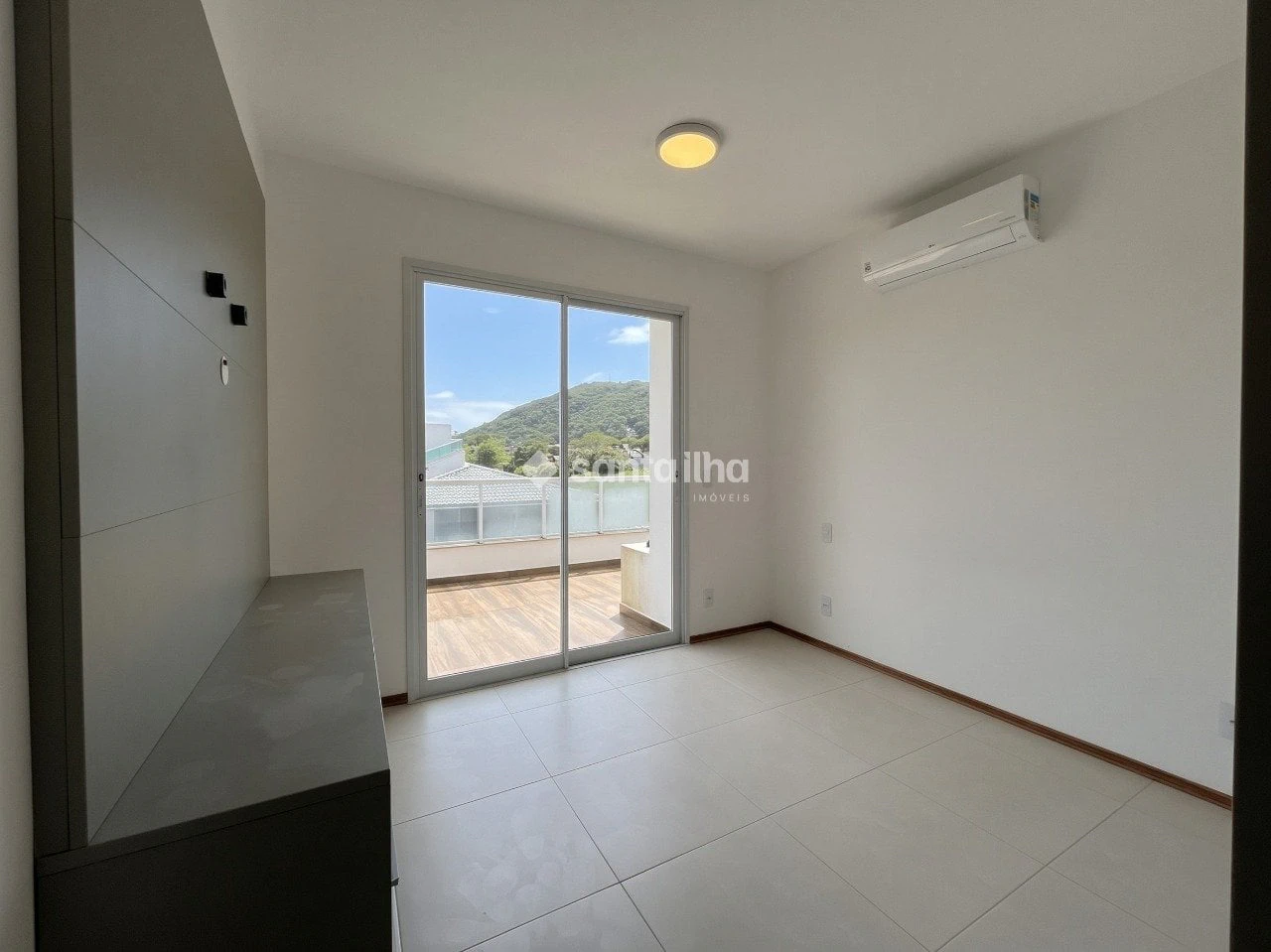 Balcony with a grill in a 2-bedroom apartment, 128 m² — photo 21