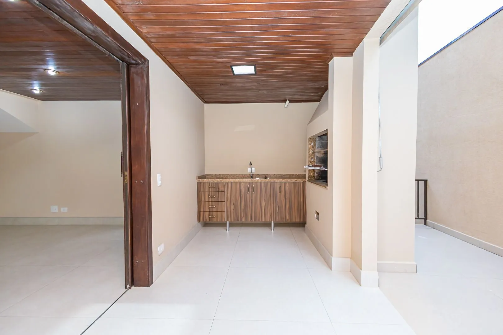 Rental house with 4 bedrooms and 5 bathrooms across 550 m² — photo 29