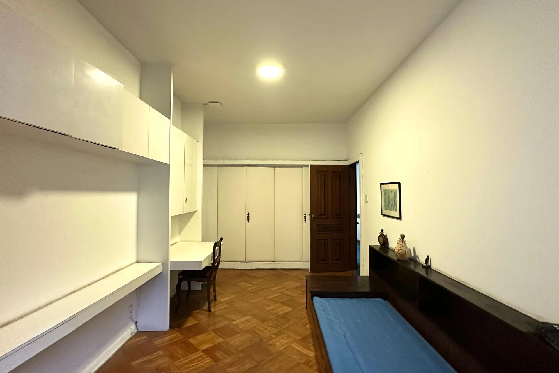 Bathtub in a 4-bedroom apartment, 290 m² — photo 16
