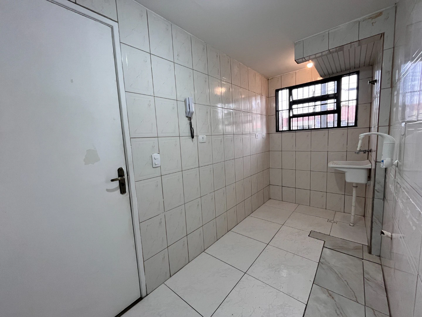 3-bedroom apartment with wood or laminate floors in Curitiba — photo 24