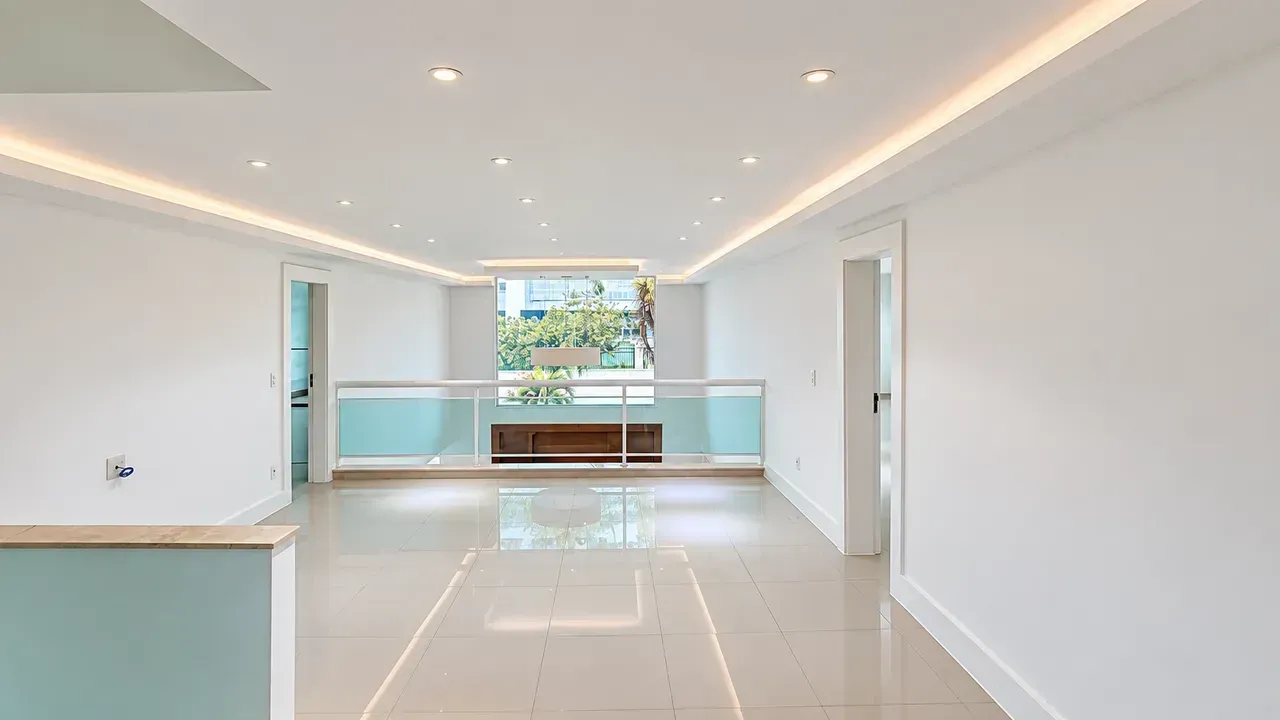 5-bedroom house with floor-to-ceiling windows — photo 13
