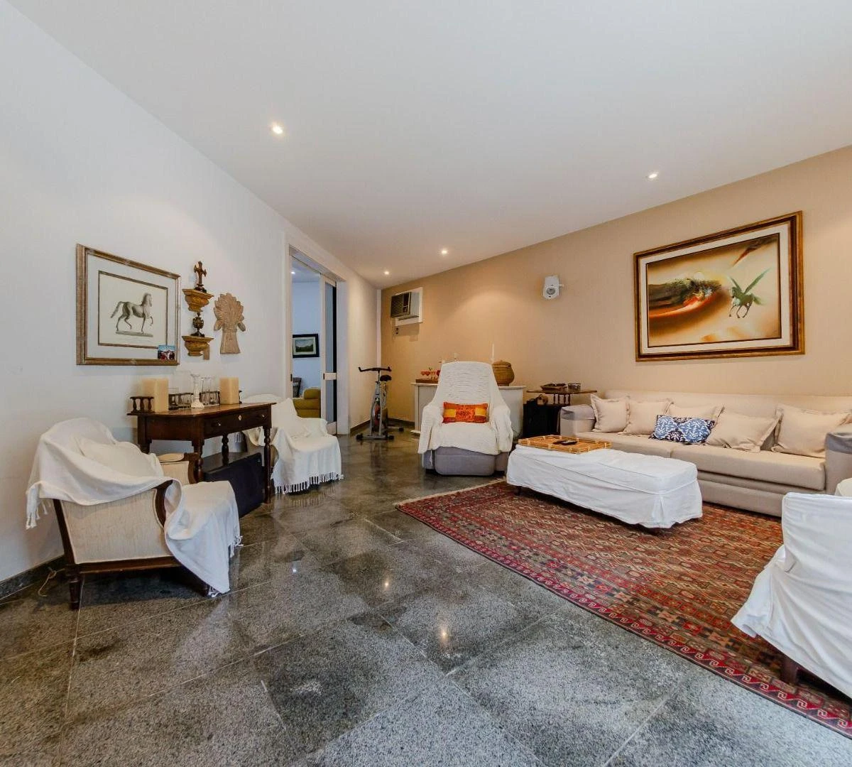 Furnished house with 6 bedrooms and 690 m² — photo 3