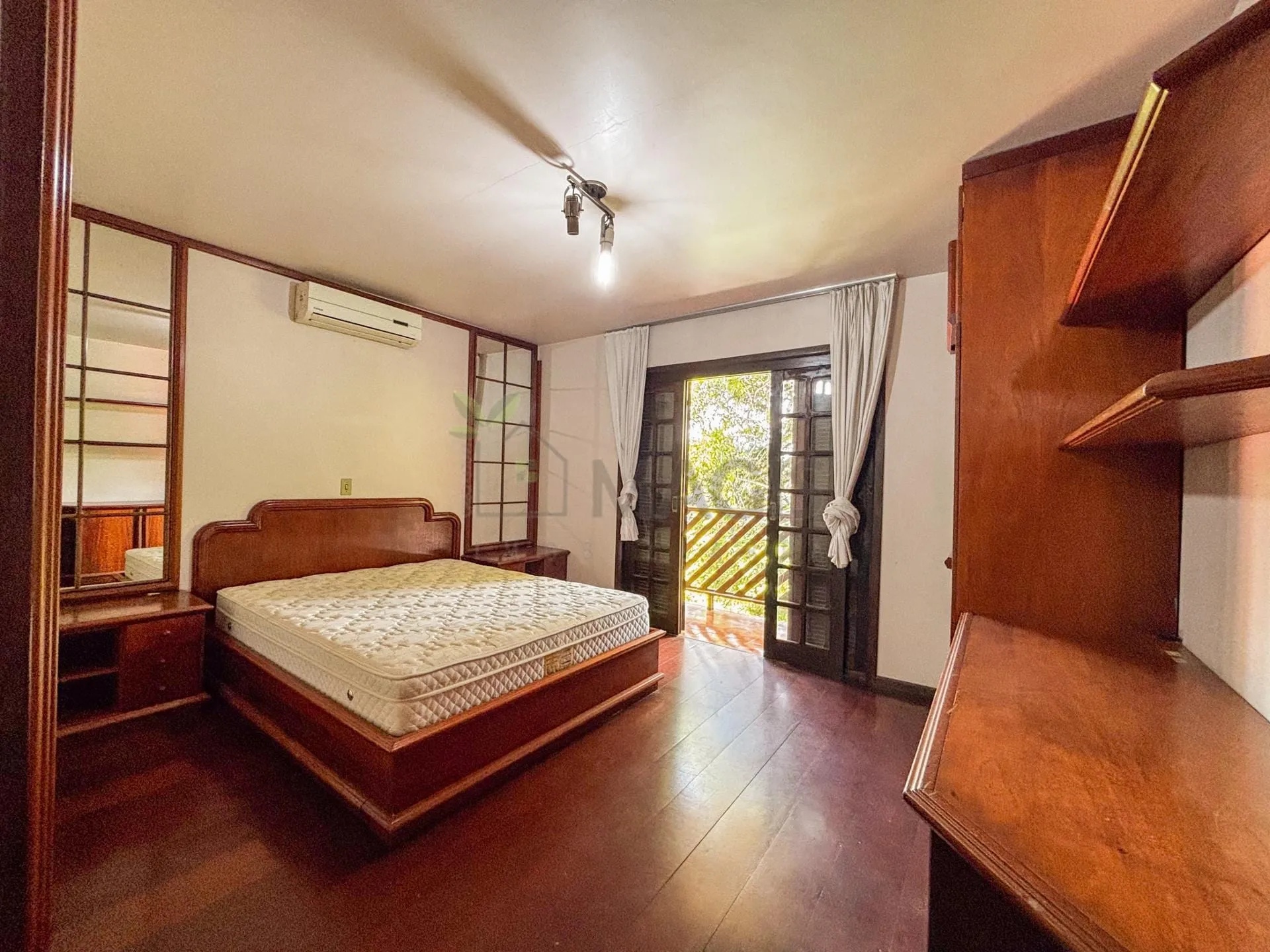 House with 5 bedrooms and 13 parking spaces across 2 floors — photo 7
