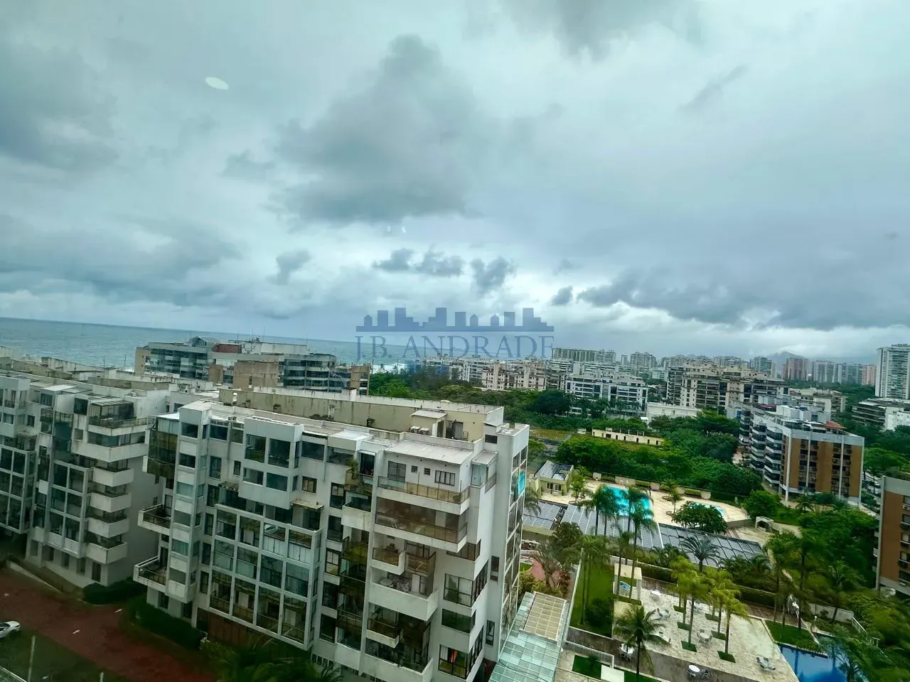 Glass-enclosed balcony in a 4-bedroom apartment, 197 m² — photo 9