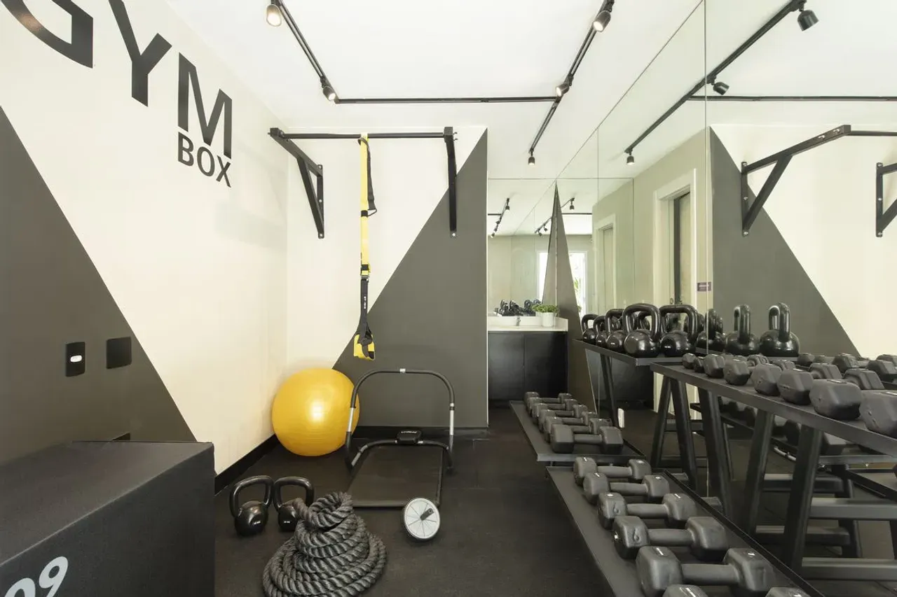One-bedroom apartment in a building with a gym — photo 22
