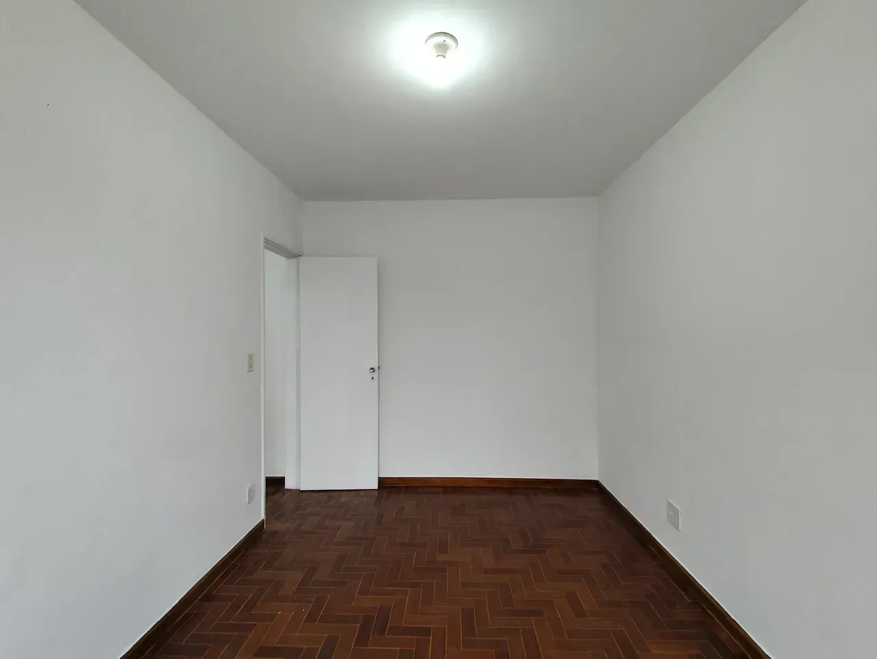 2-bedroom apartment with a separate, closed kitchen — photo 13