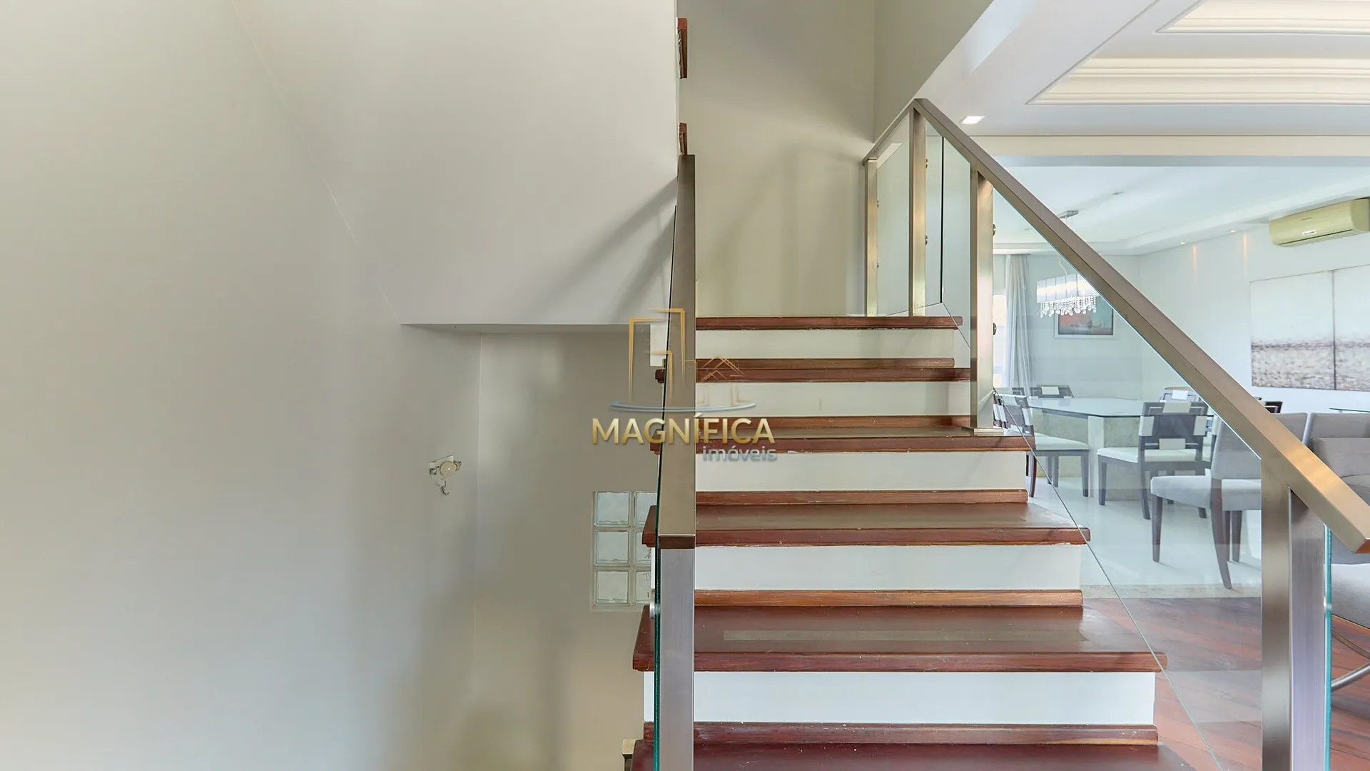 House with 4 bedrooms and 3 en-suite suites, 4 parking spaces — photo 18