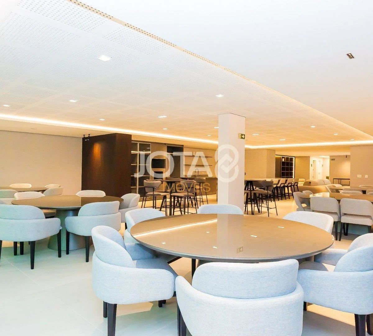 Balcony with a grill in a 3-bedroom apartment, 143 m² — photo 25