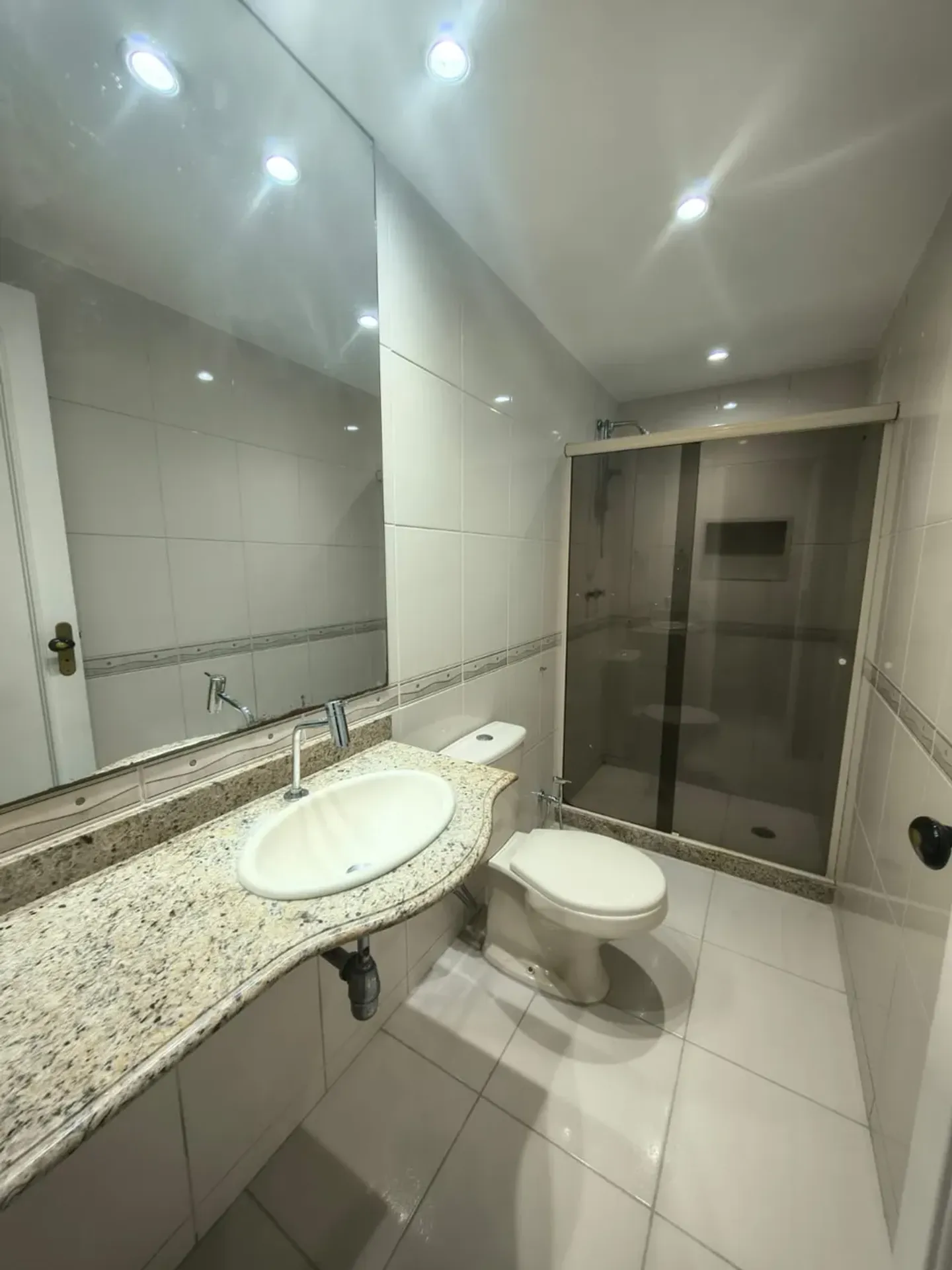 3-bedroom apartment with 3 bathrooms and glass balcony — photo 26