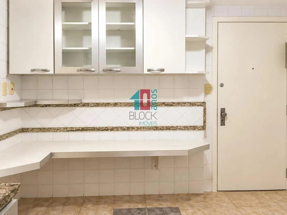 4-bedroom apartment with a glass-enclosed balcony — photo 8