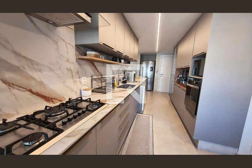 4-bedroom apartment with a glass-enclosed balcony — photo 7