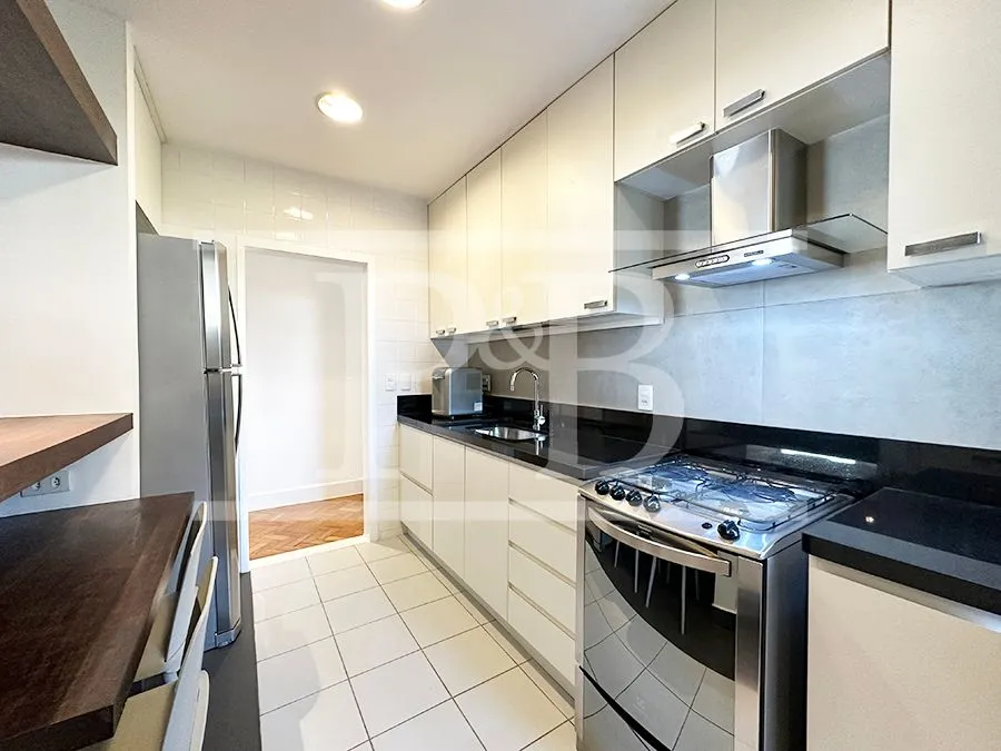 135 m² apartment with a home office and a bathtub — photo 7