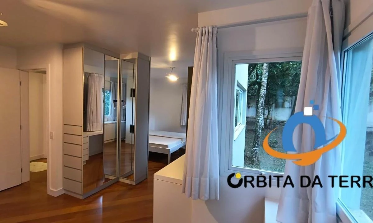 5-bedroom house with a bathtub in Curitiba — photo 11
