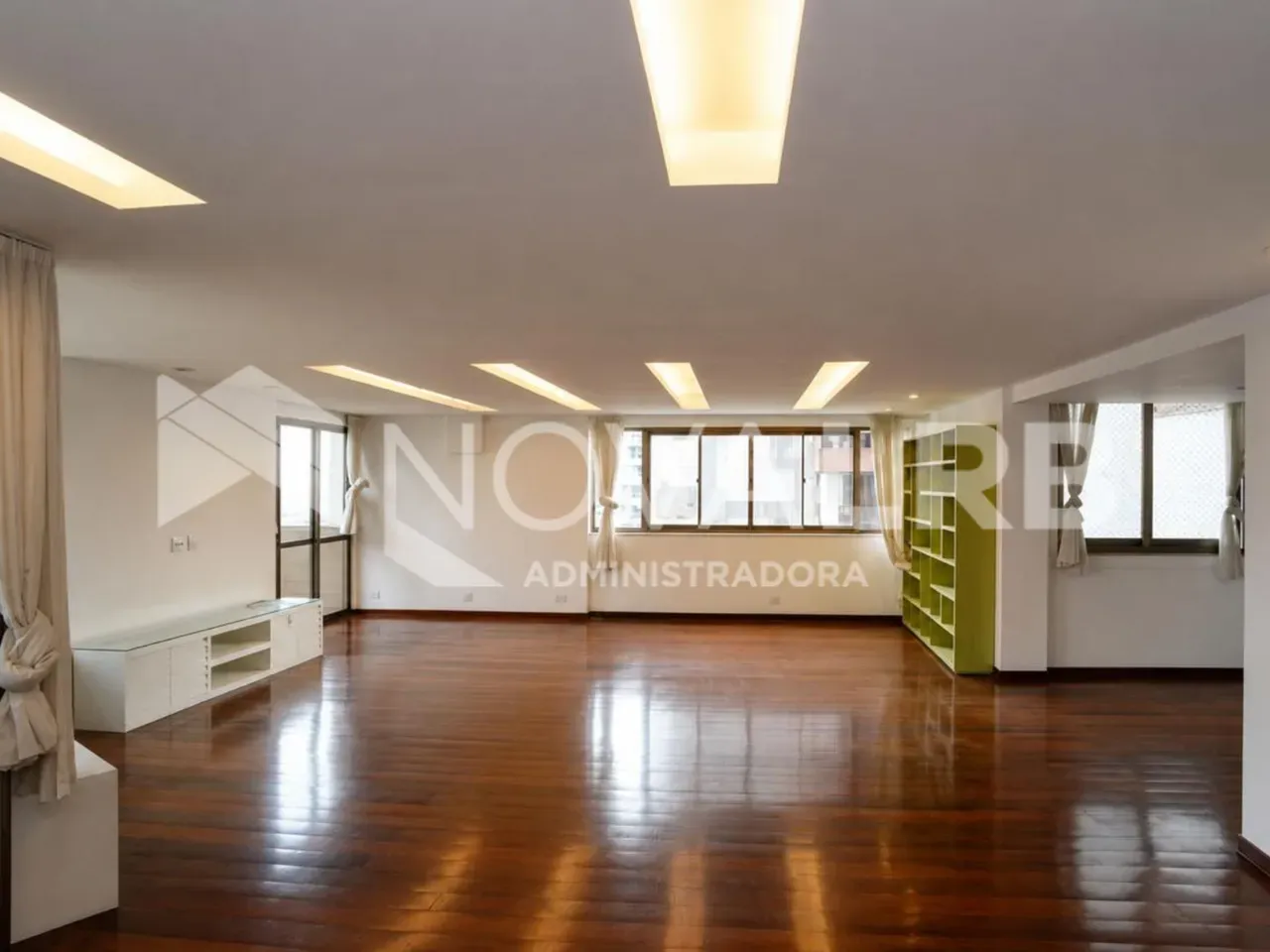 4-bedroom apartment with enclosed glass balcony — photo 9