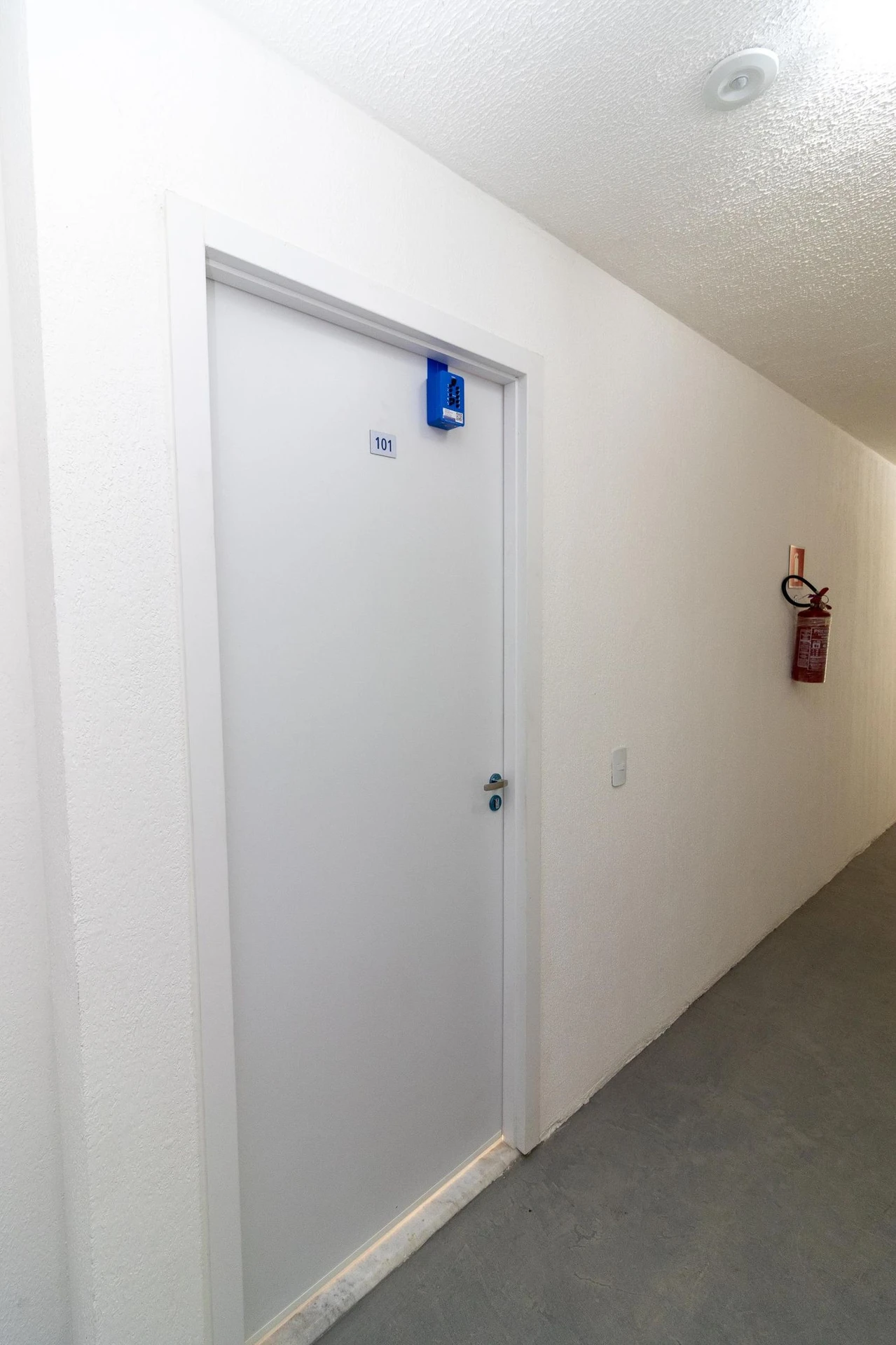 One-bedroom apartment in a building with a gym — photo 29