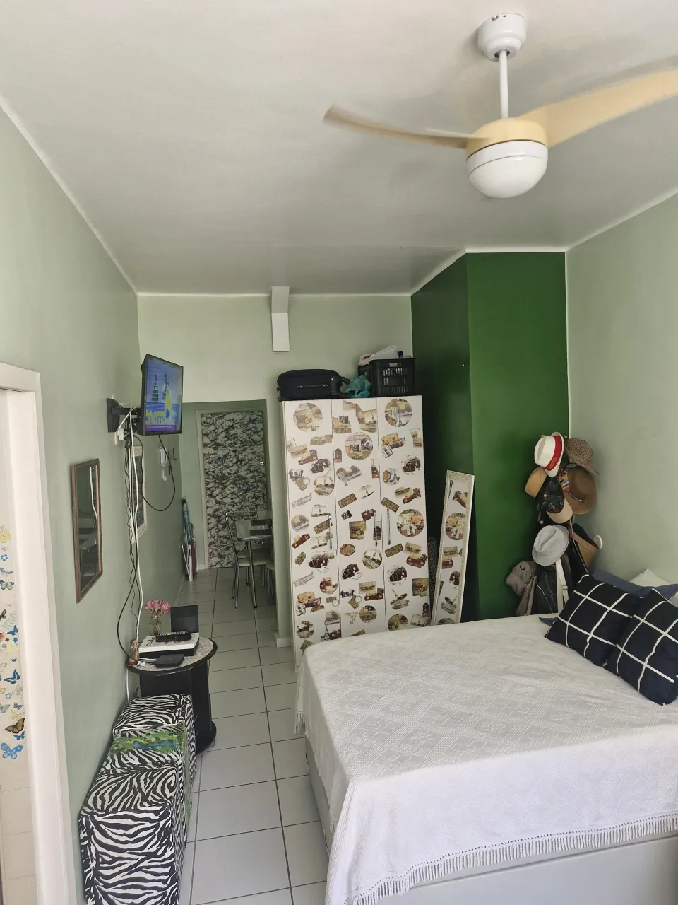 Furnished studio apartment with compact gas kitchenette — photo 12