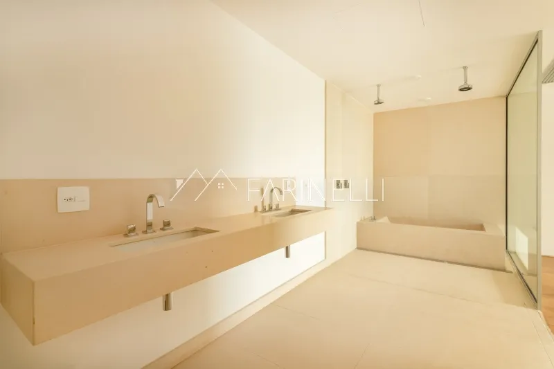 Renovated apartment with a balcony and lake views — photo 8