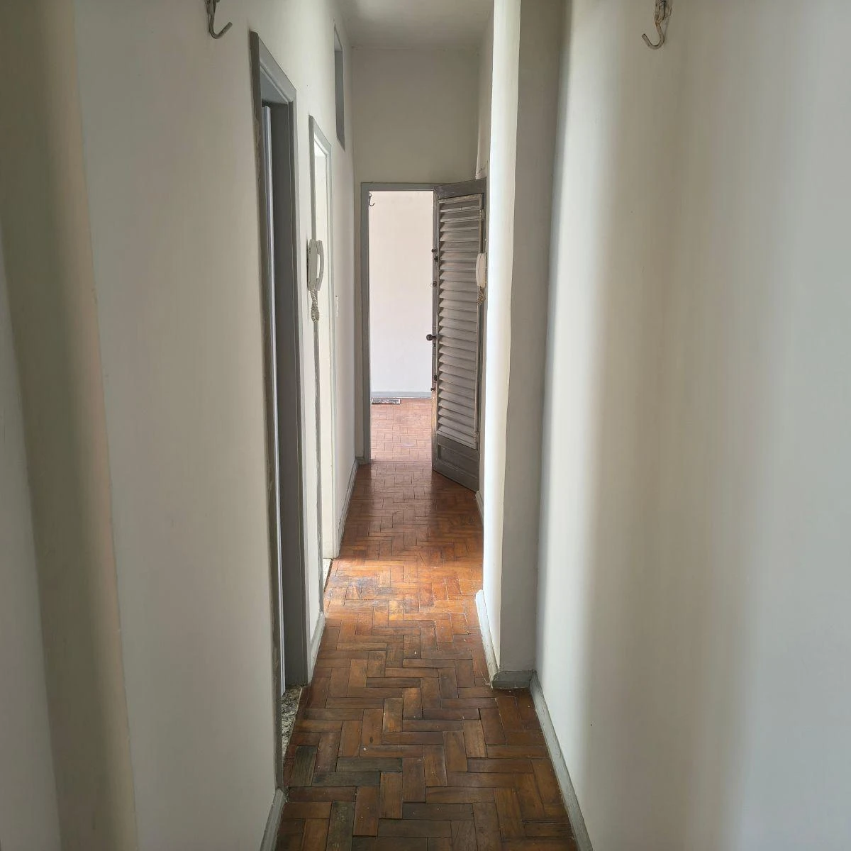 2-bedroom apartment with wood or laminate floors — photo 12