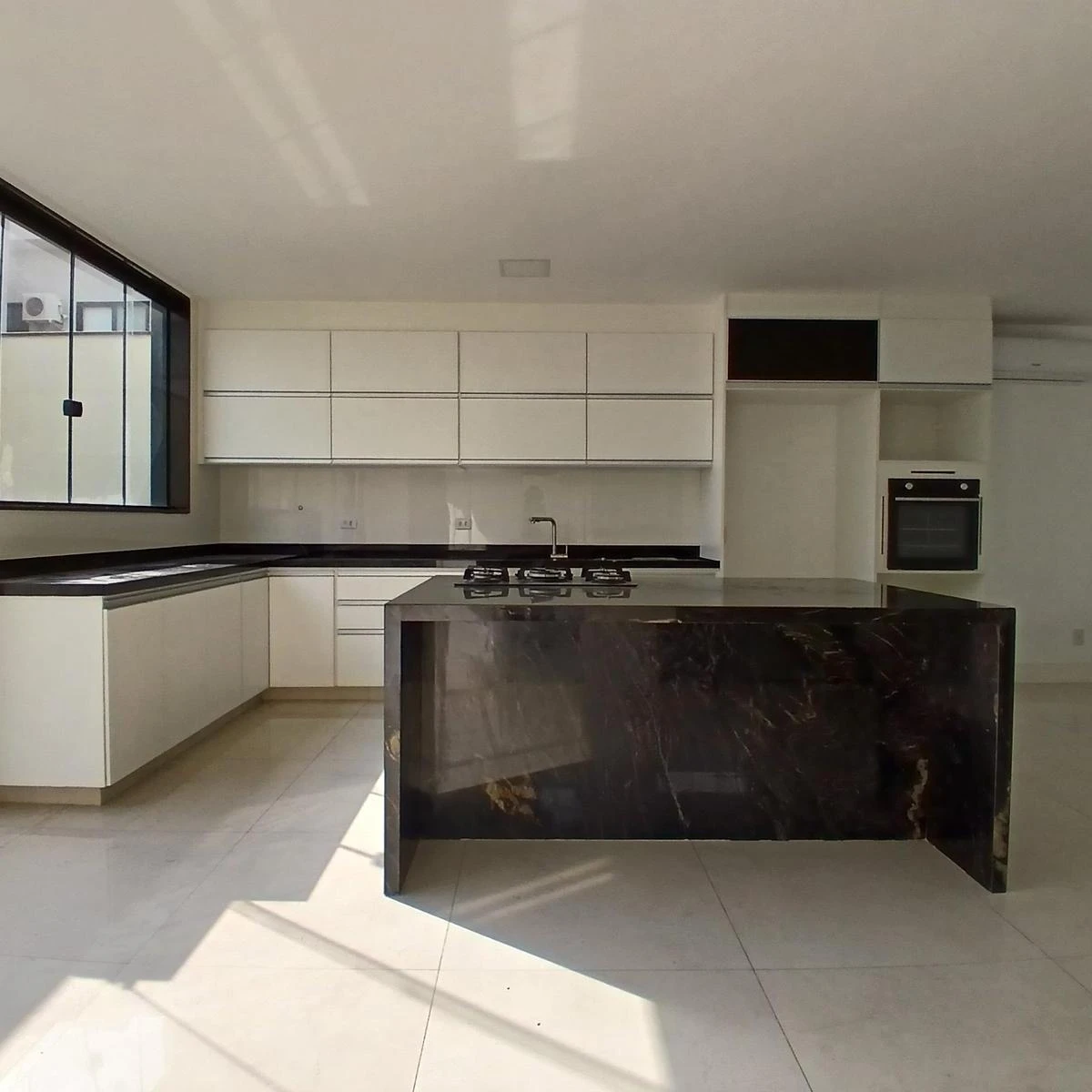 House, 464 m², with floor-to-ceiling windows — photo 2