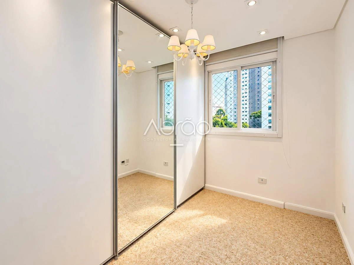 Furnished apartment, 192 m², with a glass-enclosed balcony — photo 5