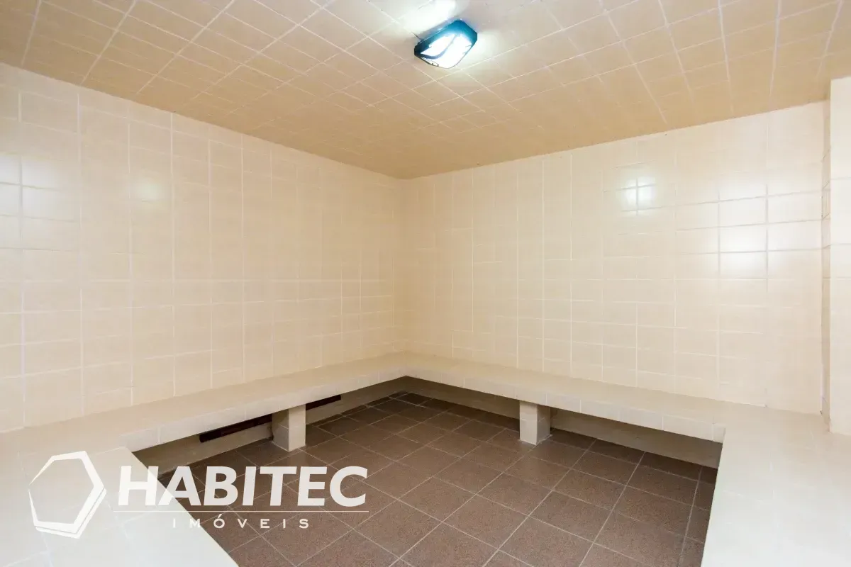 3-bedroom apartment with wood or laminate floors — photo 41