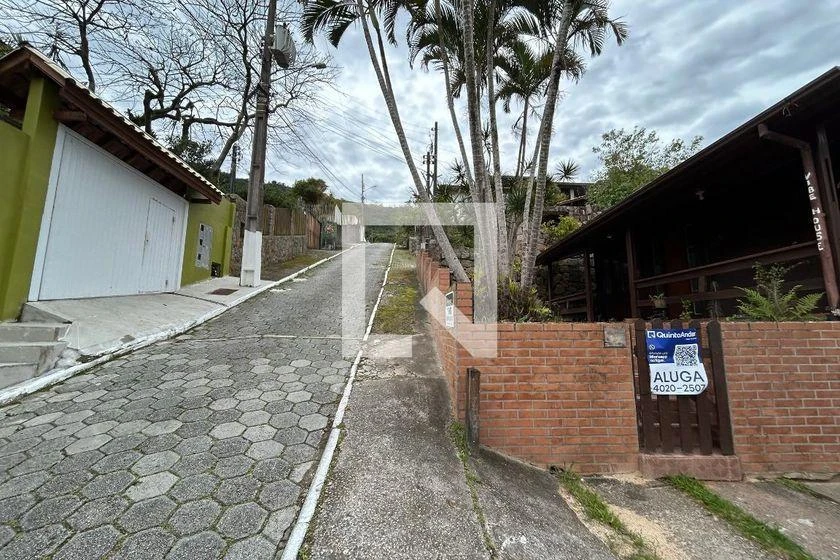 Balcony with a grill in a 3-bedroom house, 100 m² — photo 46