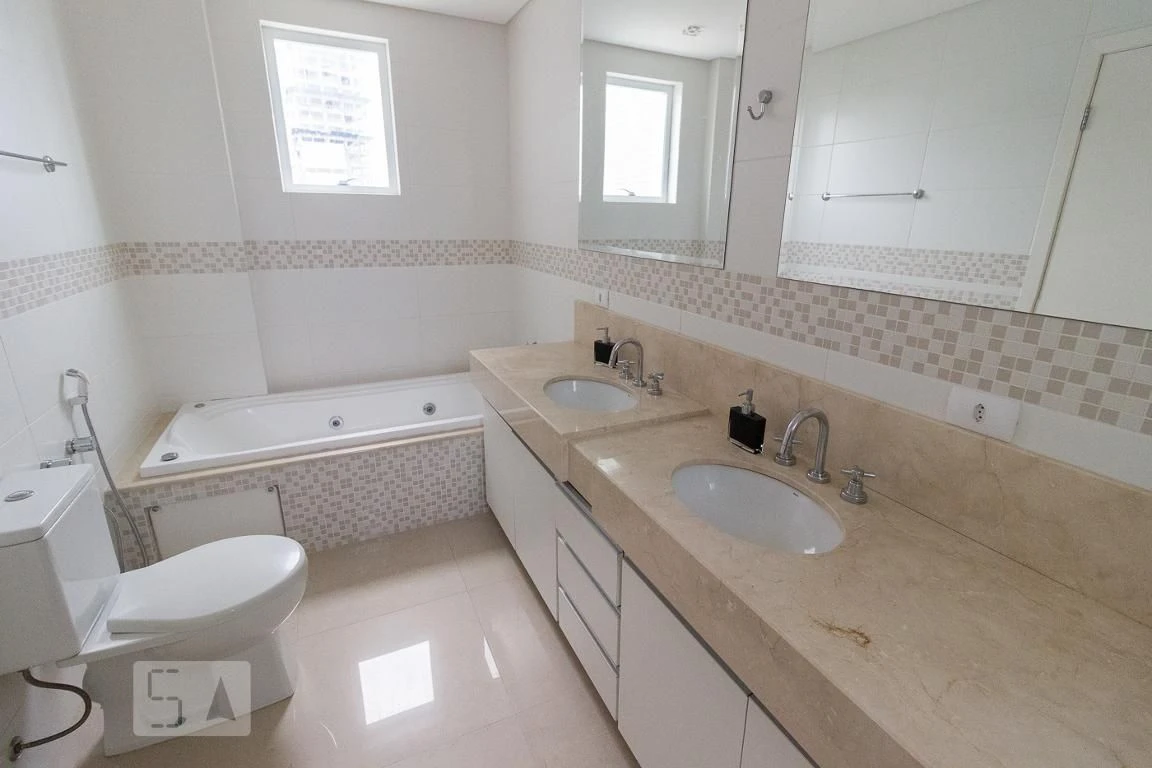 Bathtub in a 4-bedroom apartment, 255 m² — photo 35