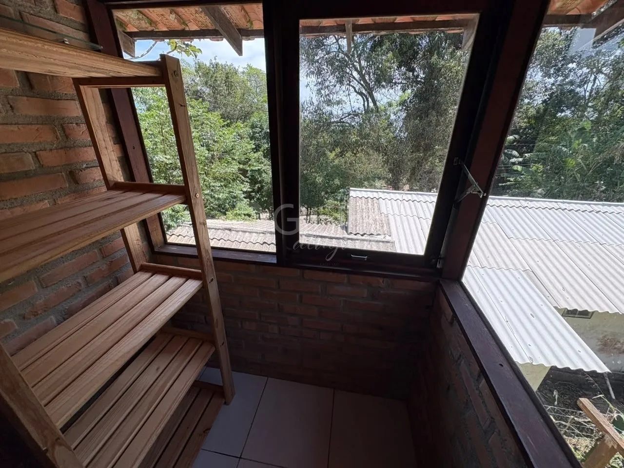 2-bedroom house with a washing machine