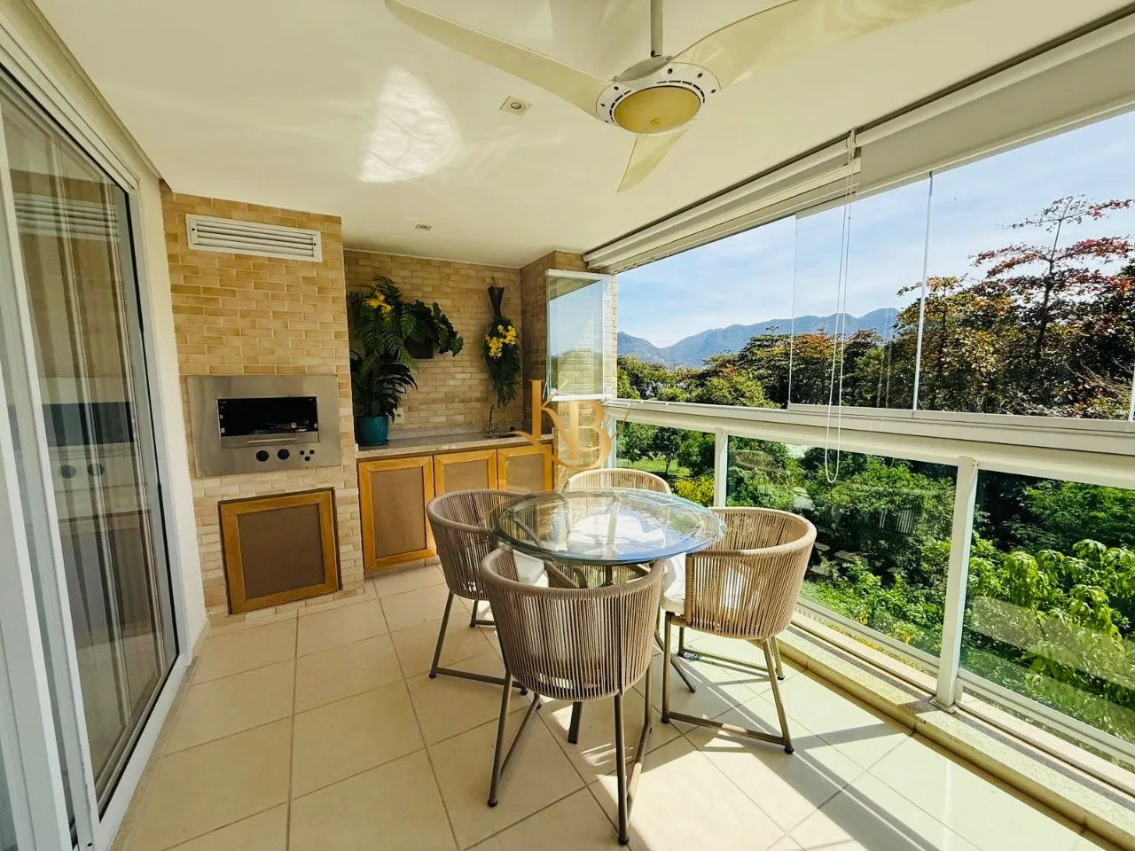 Furnished 4-bedroom apartment with enclosed balcony and grill — photo 11