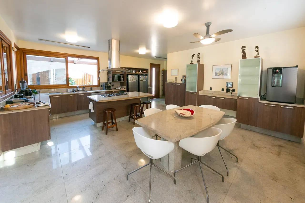 Furnished house, 330 m², with floor-to-ceiling windows — photo 10