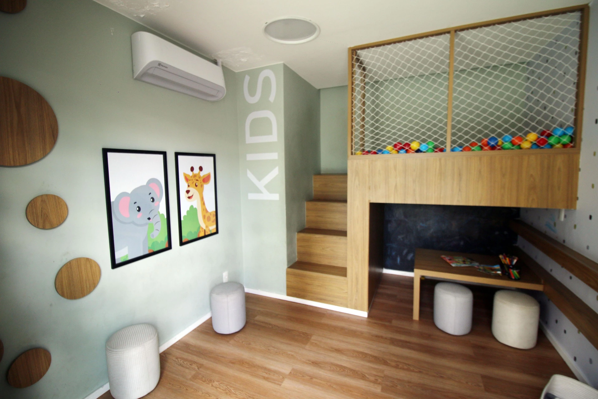 2-bedroom apartment in a building with a gym — photo 5