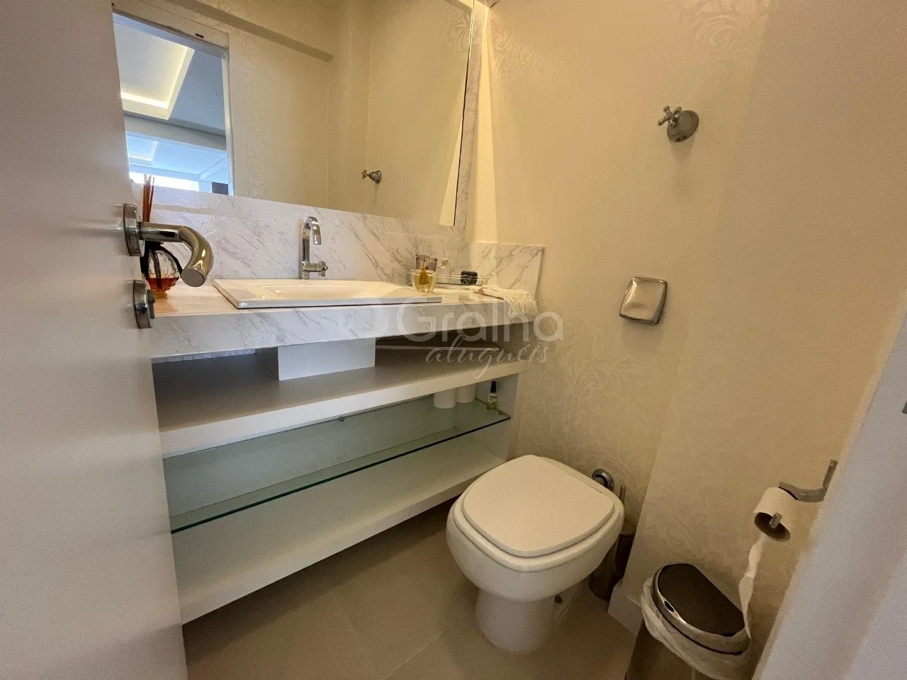 Furnished apartment with 3 bedrooms and 199 m² — photo 15