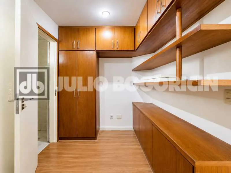 3-bedroom apartment with a park view in Rio de Janeiro — photo 37