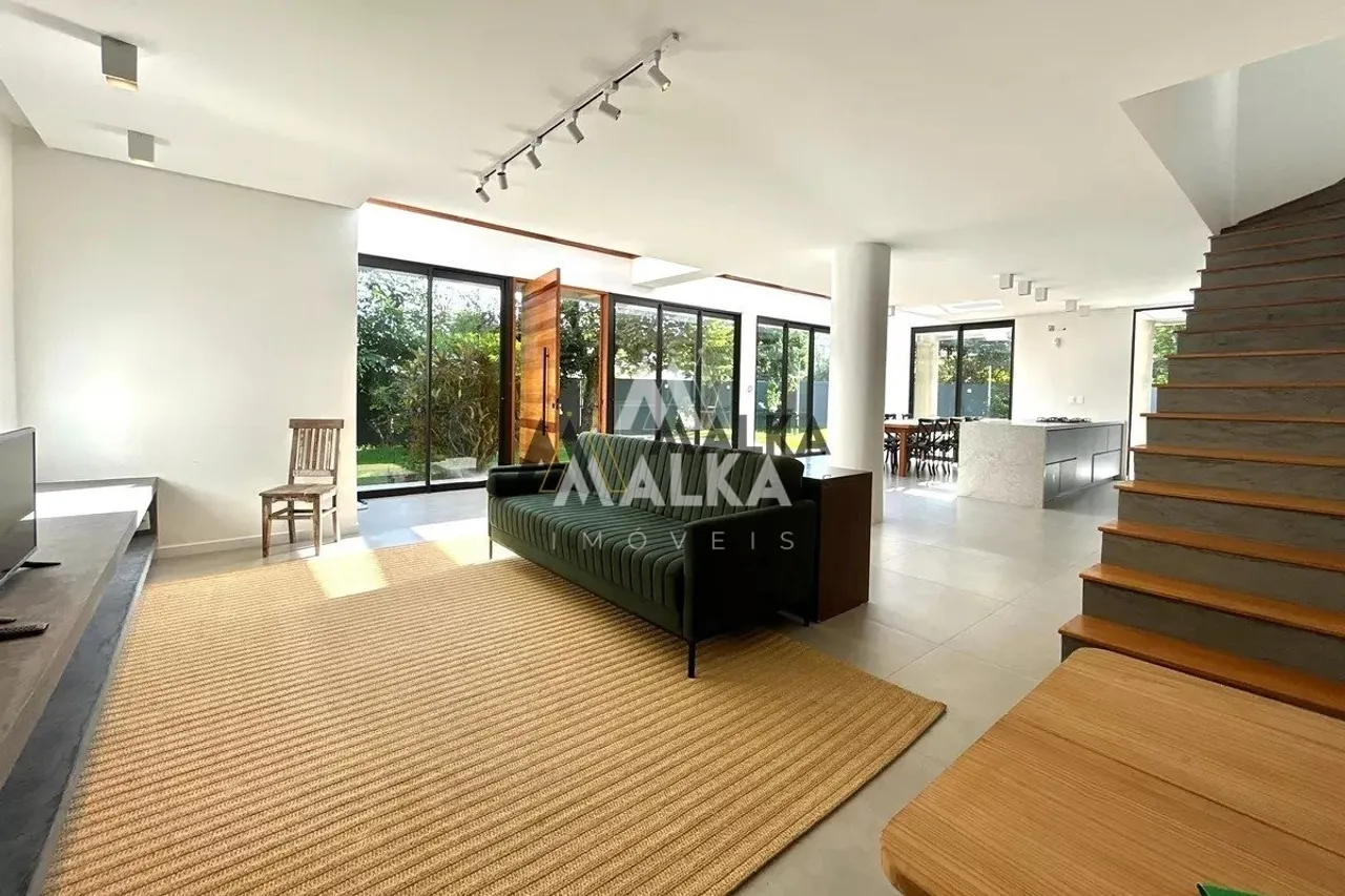 Unfurnished rental house with open-plan kitchen
