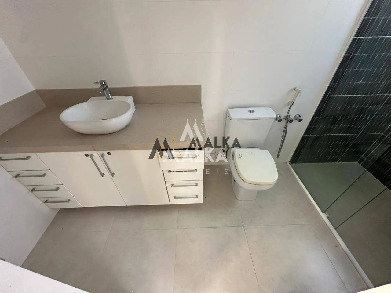 461 m² house with 3 en-suite bedrooms and private garden — photo 11