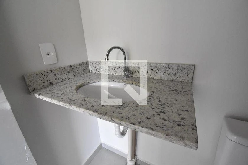 Balcony with a grill in a 2-bedroom apartment, 53 m² — photo 32