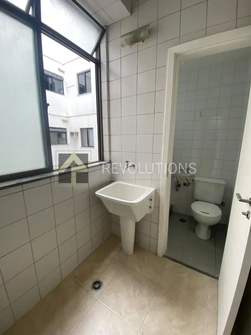 3-bedroom apartment with wood or laminate floors — photo 20
