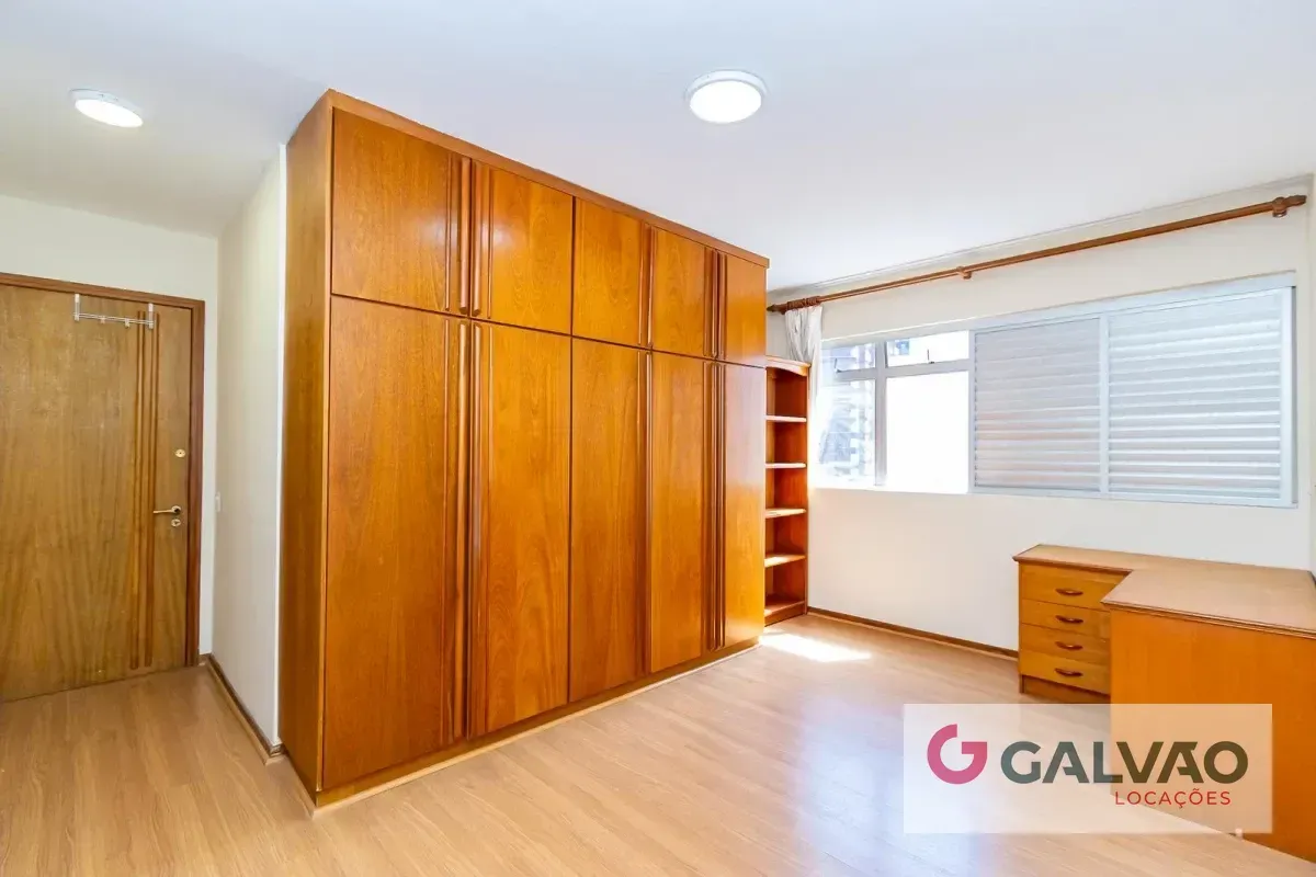 Glass-enclosed balcony in a 3-bedroom apartment, 116 m² — photo 18