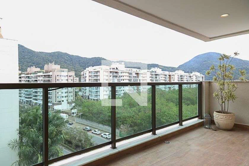105 m² apartment with 3 bedrooms and a swimming pool