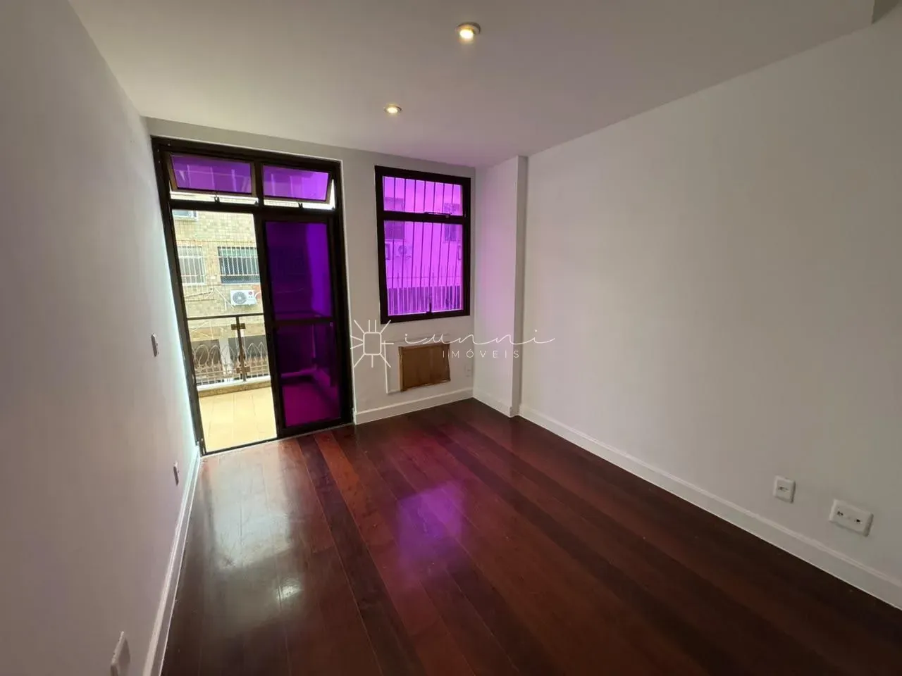 Wood or laminate floors in a 3-bedroom apartment, 140 m² — photo 8