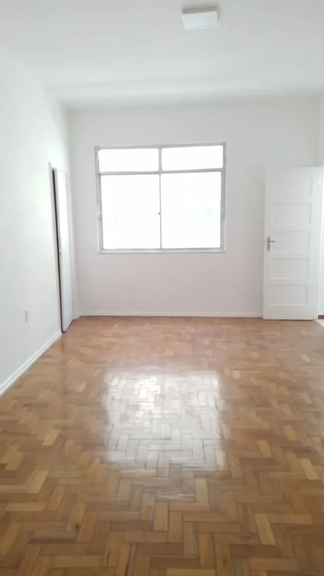 Departamento de 3 dormitorios con piso de madera o laminado